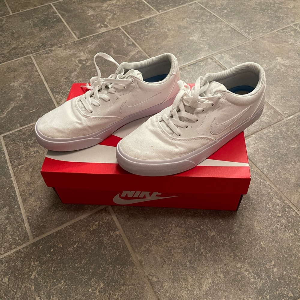 Nike SB low top shoe size 10 white